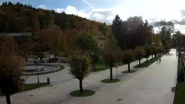 Widok na centrum Krynicy-Zdroju deptak, ścieżka, drzewa.