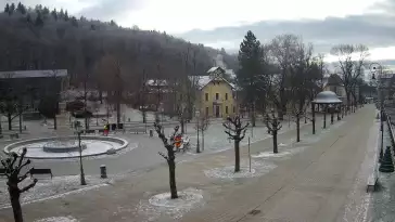 Widok na centrum Krynicy-Zdroju deptak, ścieżka, drzewa.