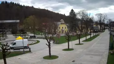 Widok na centrum Krynicy-Zdroju deptak, ścieżka, drzewa.