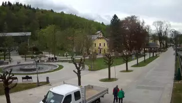 Widok na centrum Krynicy-Zdroju deptak, ścieżka, drzewa.