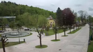 Widok na centrum Krynicy-Zdroju deptak, ścieżka, drzewa.