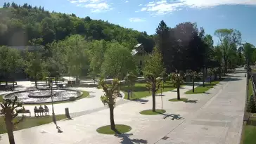 Widok na centrum Krynicy-Zdroju deptak, ścieżka, drzewa.