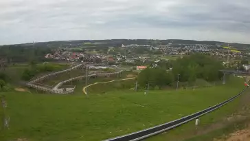 Widok z dołu na trasę narciarską w stacji Kurza Góra