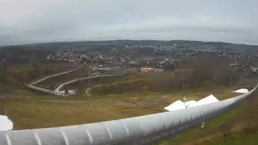 Widok z dołu na trasę narciarską w stacji Kurza Góra