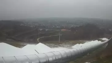 Widok z dołu na trasę narciarską w stacji Kurza Góra