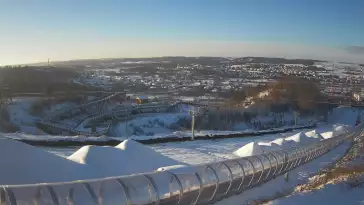 Widok z dołu na trasę narciarską w stacji Kurza Góra