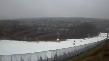 Widok z dołu na trasę narciarską w stacji Kurza Góra