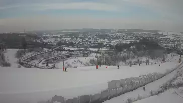 Widok z dołu na trasę narciarską w stacji Kurza Góra