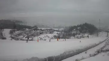 Widok z dołu na trasę narciarską w stacji Kurza Góra
