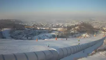 Widok z dołu na trasę narciarską w stacji Kurza Góra