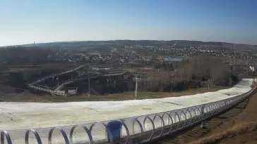 Widok z dołu na trasę narciarską w stacji Kurza Góra