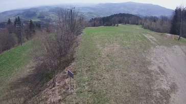 Widok na górą część trasy zjazdowej w Laskowa Ski