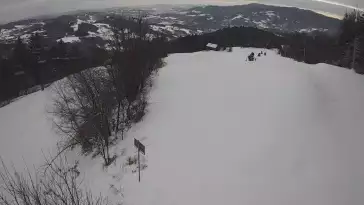 Widok na górą część trasy zjazdowej w Laskowa Ski