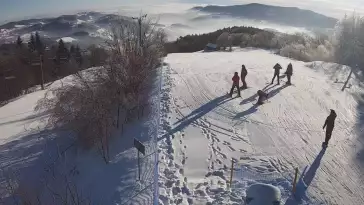 Widok na górą część trasy zjazdowej w Laskowa Ski