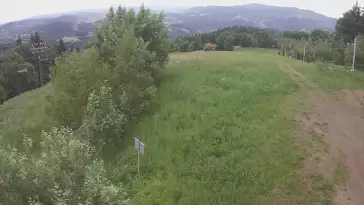 Widok na górą część trasy zjazdowej w Laskowa Ski