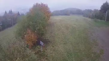 Widok na górą część trasy zjazdowej w Laskowa Ski