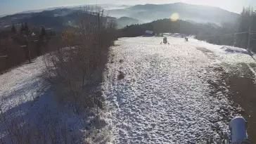 Widok na górą część trasy zjazdowej w Laskowa Ski