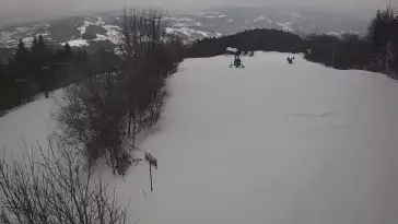 Widok na górą część trasy zjazdowej w Laskowa Ski