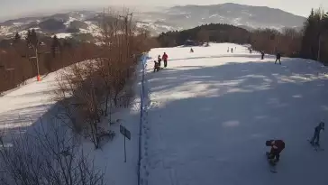 Widok na górą część trasy zjazdowej w Laskowa Ski