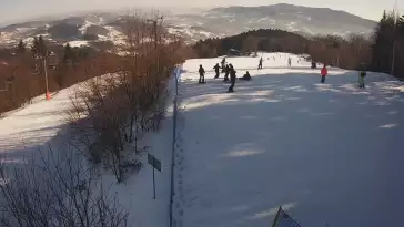 Widok na górą część trasy zjazdowej w Laskowa Ski