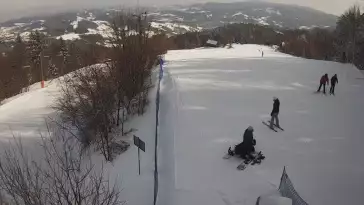 Widok na górą część trasy zjazdowej w Laskowa Ski