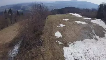 Widok na górą część trasy zjazdowej w Laskowa Ski