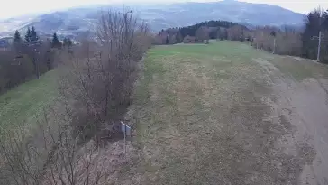 Widok na górą część trasy zjazdowej w Laskowa Ski