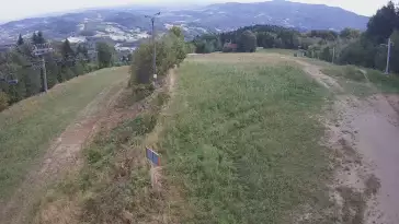 Widok na górą część trasy zjazdowej w Laskowa Ski