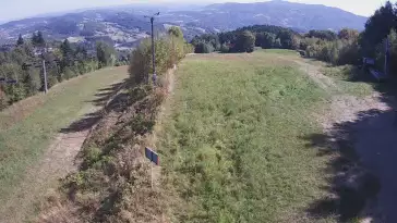 Widok na górą część trasy zjazdowej w Laskowa Ski