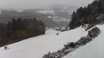 Widok na środkową część trasy zjazdowej w stacji narciarskiej Laskowa Ski