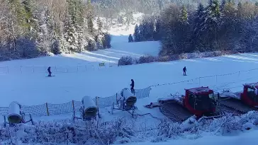 Widok na środkową część trasy zjazdowej w stacji narciarskiej Laskowa Ski