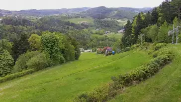 Widok na środkową część trasy zjazdowej w stacji narciarskiej Laskowa Ski