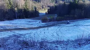 Widok na środkową część trasy zjazdowej w stacji narciarskiej Laskowa Ski
