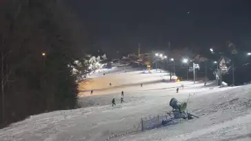 Widok na środkową część trasy zjazdowej w stacji narciarskiej Laskowa Ski