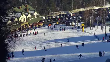Widok na środkową część trasy zjazdowej w stacji narciarskiej Laskowa Ski