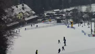 Widok na środkową część trasy zjazdowej w stacji narciarskiej Laskowa Ski