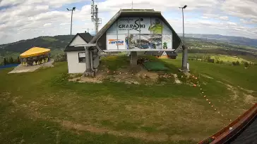 Kamera pokazuje górną stację kolei linowej na GrapaSki