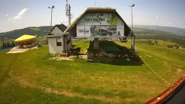 Kamera pokazuje górną stację kolei linowej na GrapaSki