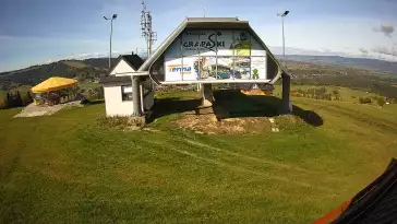 Kamera pokazuje górną stację kolei linowej na GrapaSki