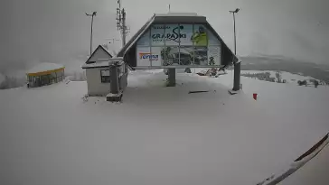 Kamera pokazuje górną stację kolei linowej na GrapaSki