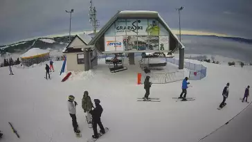 Kamera pokazuje górną stację kolei linowej na GrapaSki