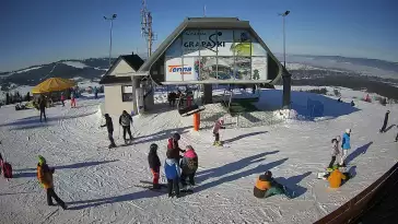 Kamera pokazuje górną stację kolei linowej na GrapaSki