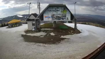 Kamera pokazuje górną stację kolei linowej na GrapaSki