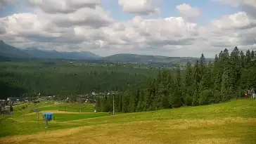 Widok na kolej i panoramę Tatr z Ośrodka Narciarskiego MAŁE CICHE.