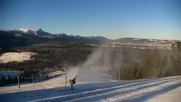 Widok na kolej i panoramę Tatr z Ośrodka Narciarskiego MAŁE CICHE.