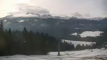 Widok na kolej i panoramę Tatr z Ośrodka Narciarskiego MAŁE CICHE.