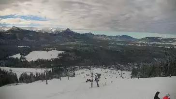 Widok na kolej i panoramę Tatr z Ośrodka Narciarskiego MAŁE CICHE.
