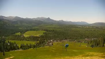 Widok na kolej i panoramę Tatr z Ośrodka Narciarskiego MAŁE CICHE.