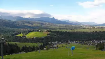 Widok na kolej i panoramę Tatr z Ośrodka Narciarskiego MAŁE CICHE.