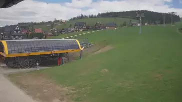 Widok z kamery na dolną stację ośrodka narciarskiego Małe Ciche.